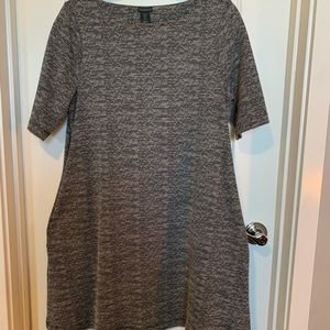 Black & White Short-Sleeve Shift Dress w/ Pockets